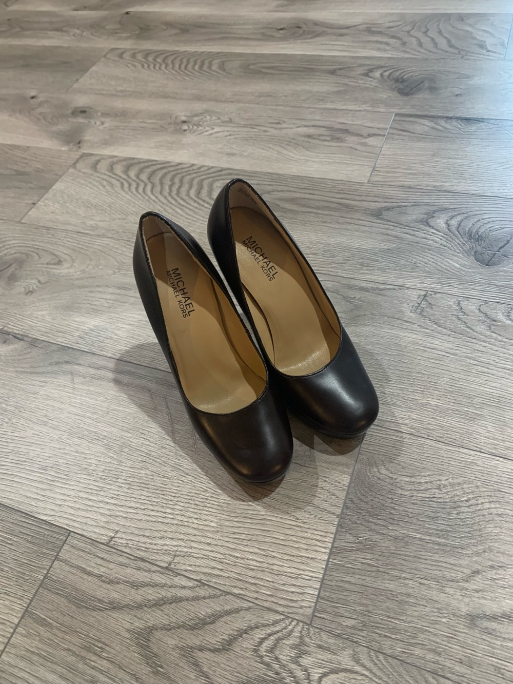 MICHAEL Michael Kors Brown Leather Classic Round-Toe Pumps